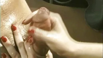 Cô gái rất thích một bằng tay phim sex con trai hiếp dâm mẹ ruột