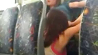 2 cô gái, da đen trên xe buýt