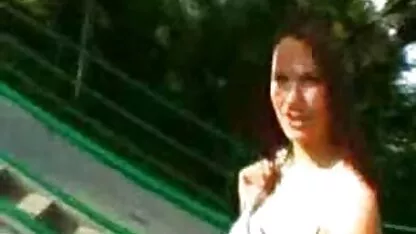 Trẻ thiếu trong công sec gai nhat