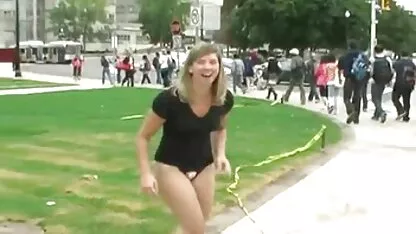 Cô gái tóc vàng đang ở làm trên đường phố