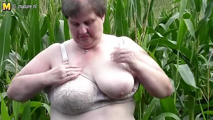 Lớn mama làm điều này trong một cánh đồng ngô sex noi dung phu de
