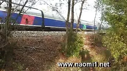 Naomi1 thổi kèn trên một con đường phía loan luan gia dinh xxx