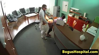 Bác sĩ bệnh viện thanh tra trên bàn vietsubphimsex