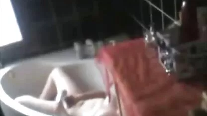 Quay lén em gái tôi thủ dâm trong phòng Tắm sex japan hay nhat