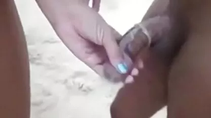 Cô có vui vẻ với hai anh chàng da đen trên bãi biển. phim sex nhật bản không che hd