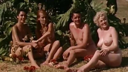 Cô gái có vui vẻ ở một bãi biển resort (năm 1960 cổ điển) phim sec du con nit