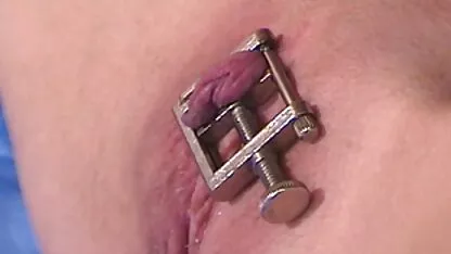 Nô lệ ràng buộc bởi giường của dom với âm hộ mở rộng  sex 2019 khong che