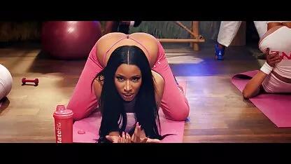 Nicki làm anaconda trộn
